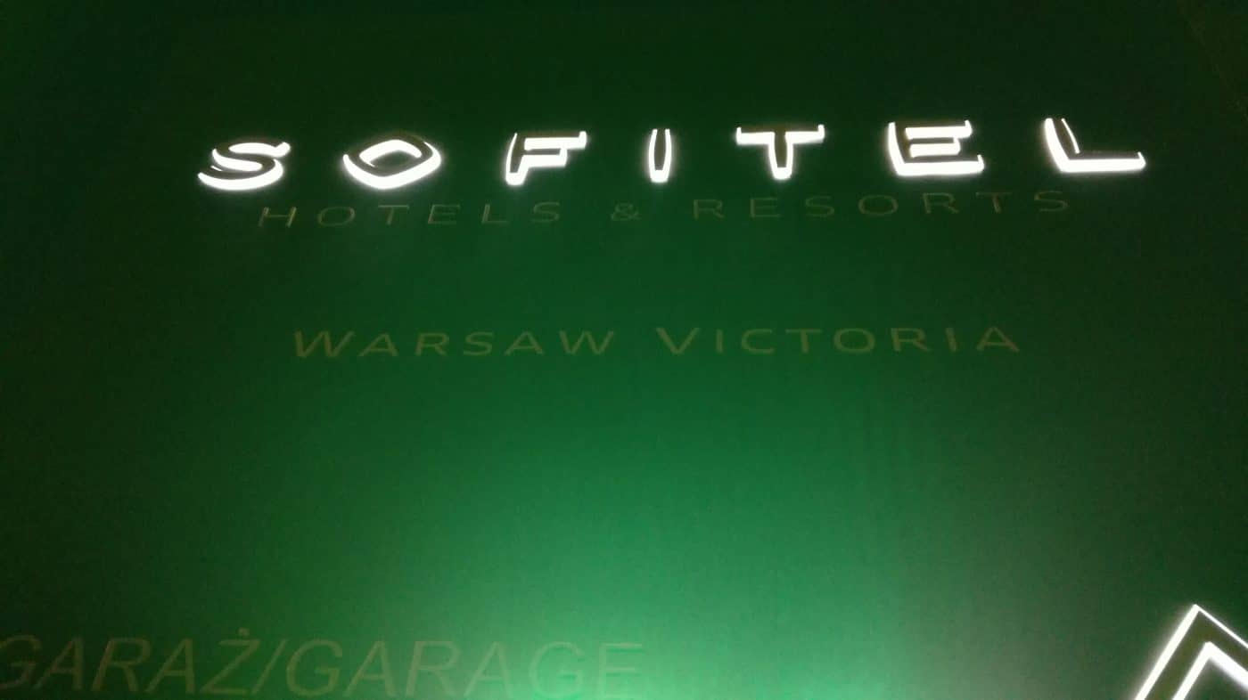 Ujęcie nocne świecące litery w pylonie reklamowym Sofitel Warszawa