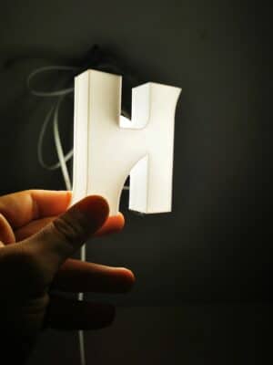 Trójwymiarowa litera 'H' świecąca całą powierzchnią z innowacyjnym systemem montażu, pięcioletnia gwarancja, dostępna w ultra małych, małych i średnich rozmiarach