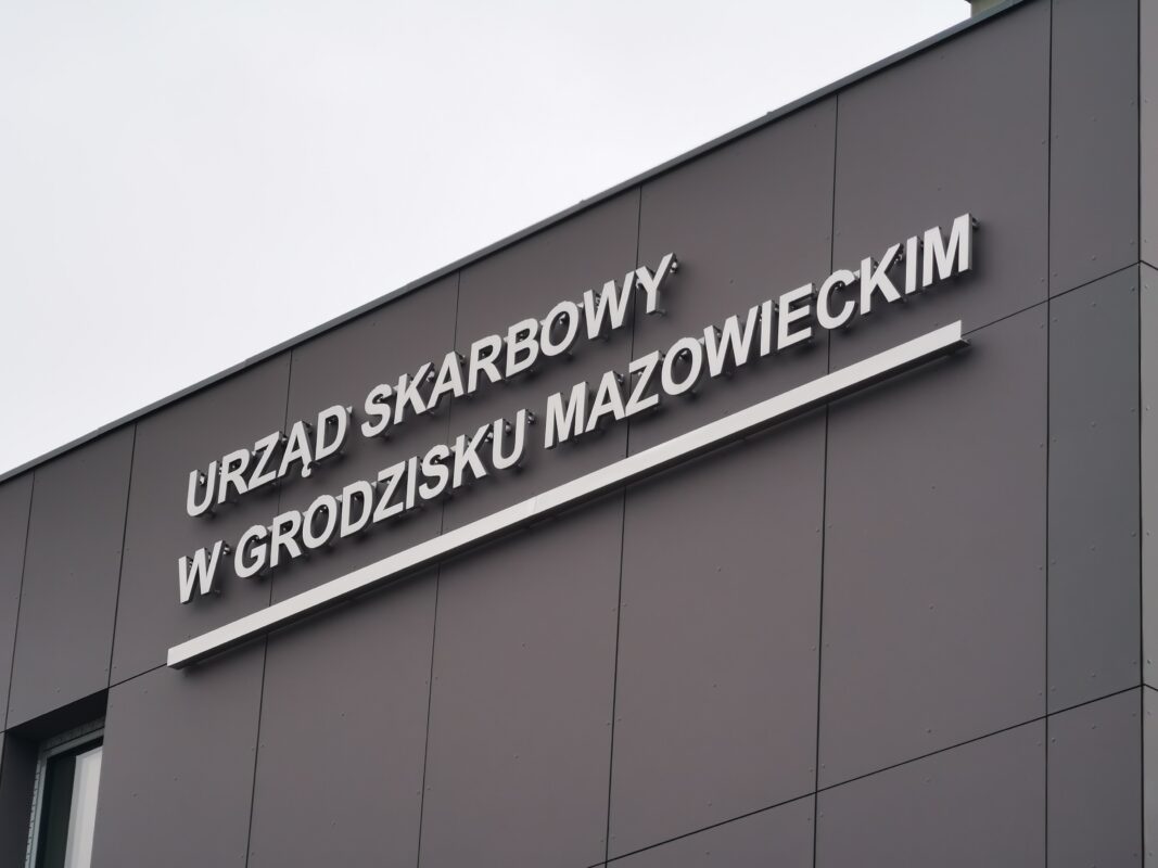 Gotowe litery stalowe na budynku urzędu skarbowego w Grodzisku Mazowieckim