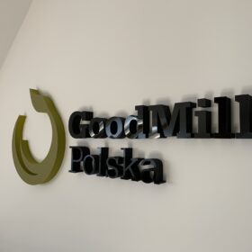 Litery przestrzenne na ścianie - Good Mills Polska