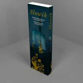 Wizualizacja kreatywnej okładziny na bramkę antykradzieżową księgarni Świat Książki, reklamująca bestseller 'Słowik' Kristin Hannah, z zachęcającym tytułem i złoceniami na ciemnym tle, wabiąca czytelników do świata opowieści